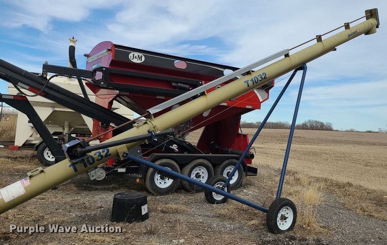 image for item LH9831 Harvest International T1032  auger