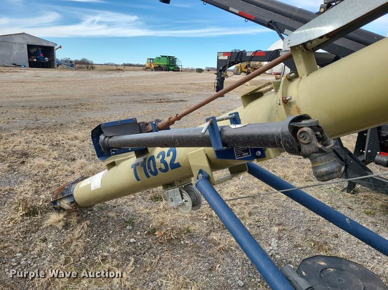 image for item LH9831 Harvest International T1032  auger