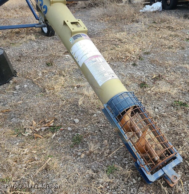 image for item LH9831 Harvest International T1032  auger