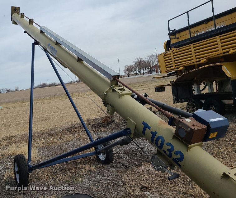 image for item LH9831 Harvest International T1032  auger