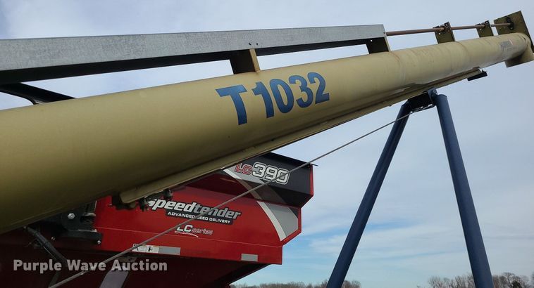 image for item LH9831 Harvest International T1032  auger