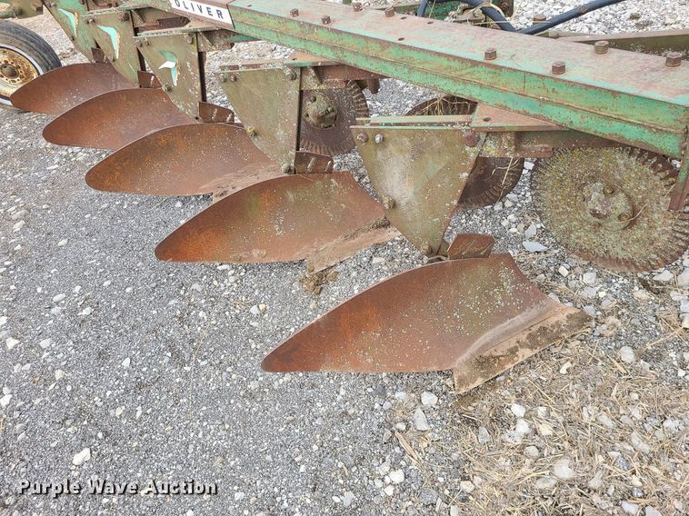 image for item LH9834 Oliver 565  one-way five bottom flow