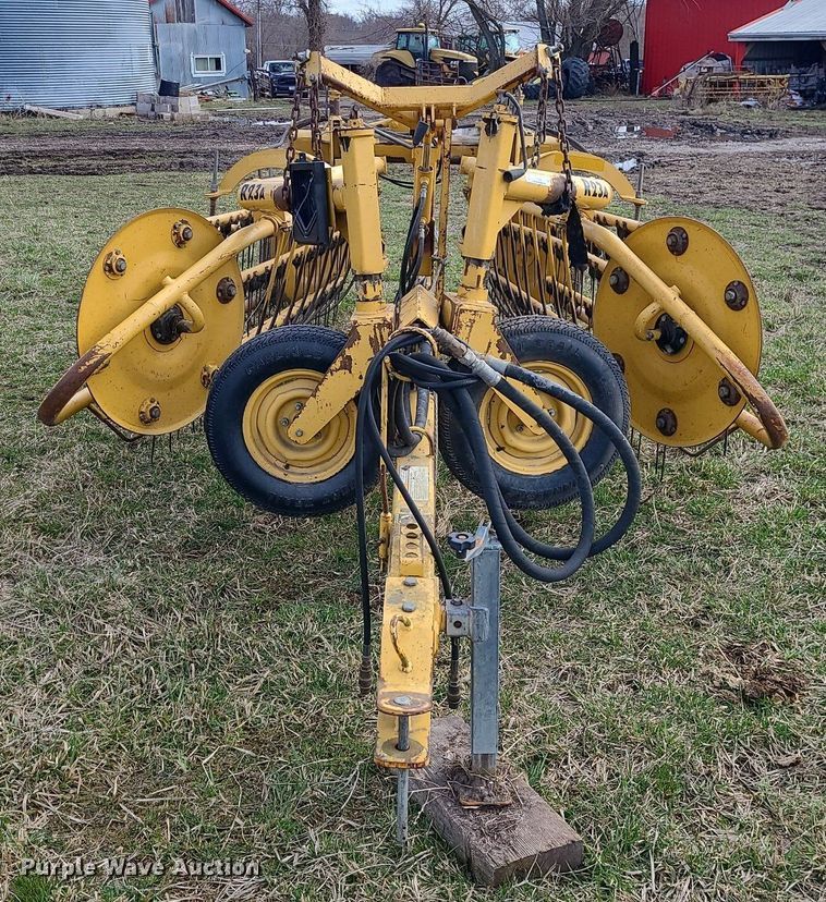 image for item LH9889 Vermeer R23A  hay rake