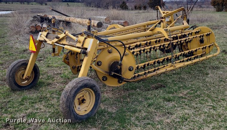 image for item LH9889 Vermeer R23A  hay rake