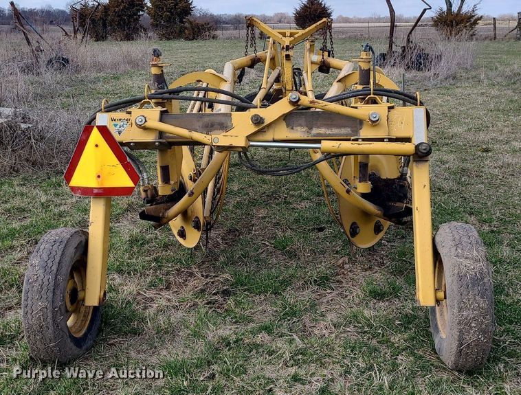 image for item LH9889 Vermeer R23A  hay rake