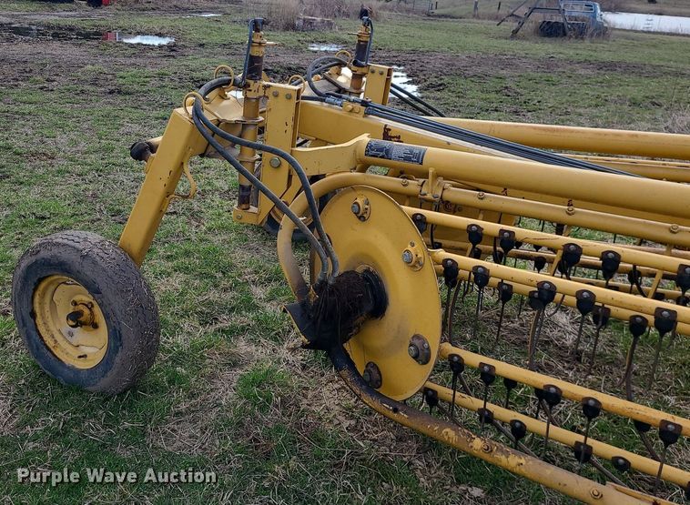 image for item LH9889 Vermeer R23A  hay rake