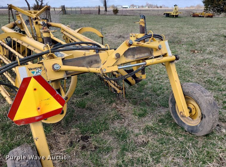 image for item LH9889 Vermeer R23A  hay rake