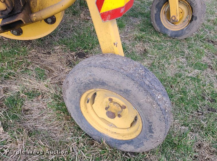 image for item LH9889 Vermeer R23A  hay rake