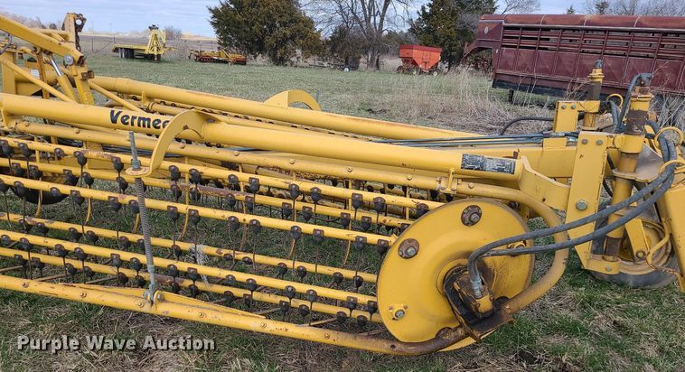 image for item LH9889 Vermeer R23A  hay rake