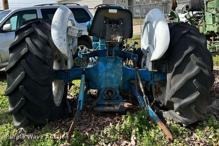 image for item LR9599 Ford 2000  tractor