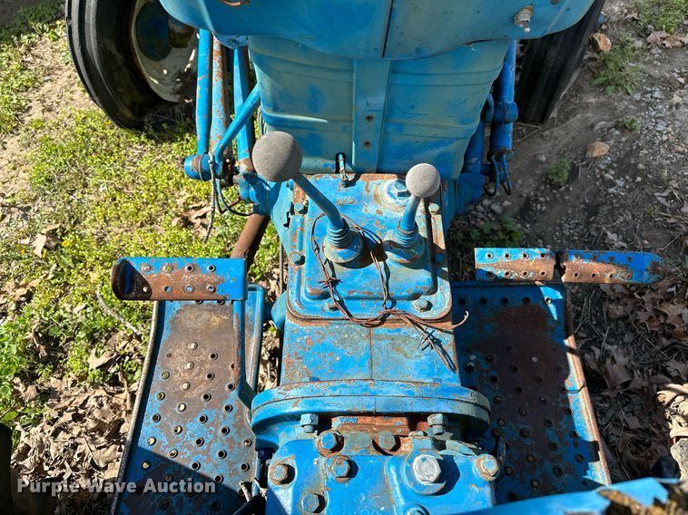 image for item LR9599 Ford 2000  tractor
