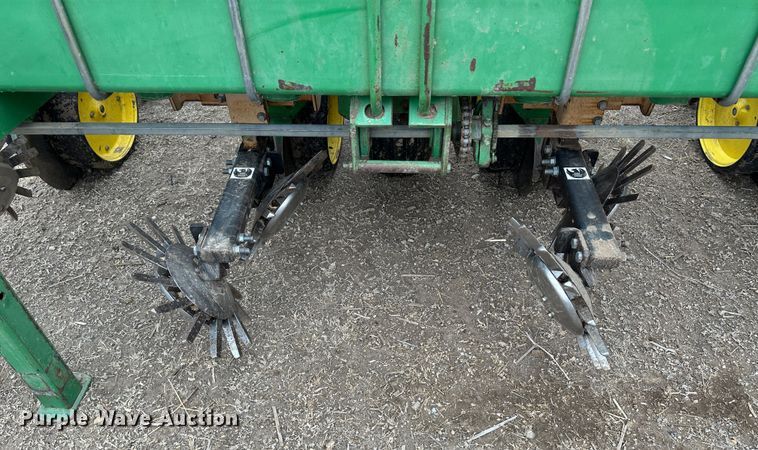 image for item LT9132 John Deere 7300  planter