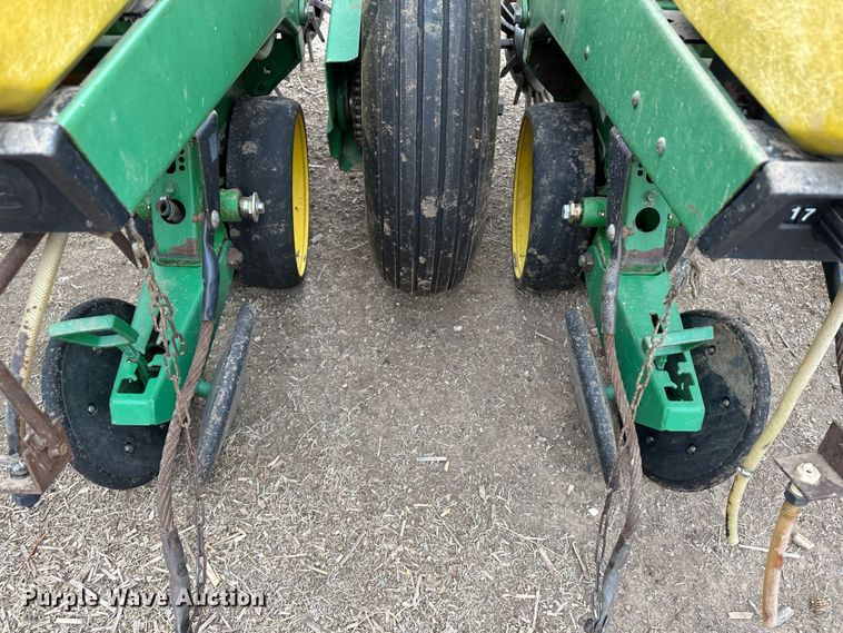 image for item LT9132 John Deere 7300  planter