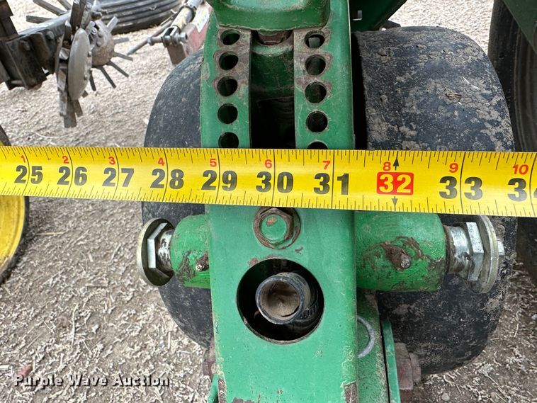 image for item LT9132 John Deere 7300  planter