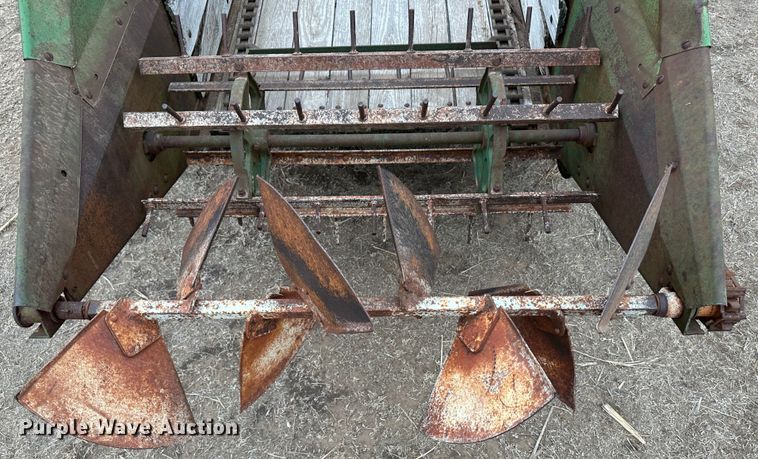 image for item LT9145 Oliver 170  manure spreader