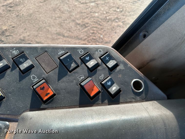 image for item LT9262 John Deere 9500  cab