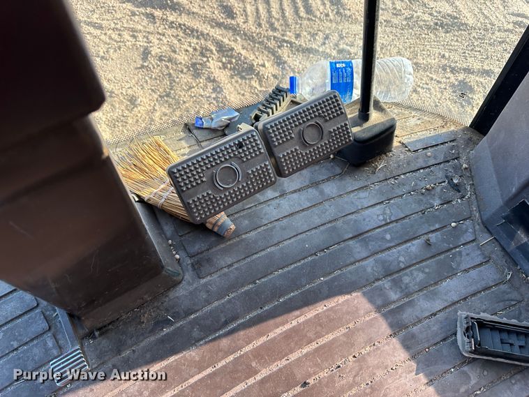 image for item LT9262 John Deere 9500  cab