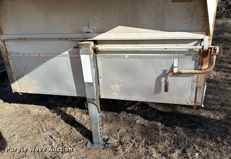 image for item LT9465 1983 Hillsboro Industries Inc.  livestock trailer