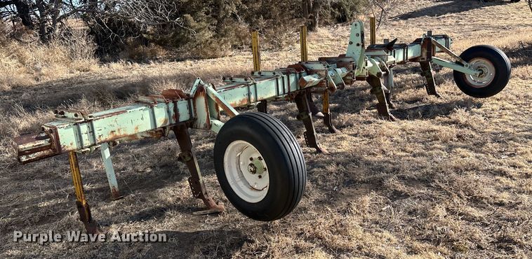 image for item LT9466 Orthman  row crop cultivator