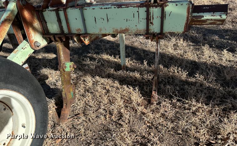 image for item LT9466 Orthman  row crop cultivator