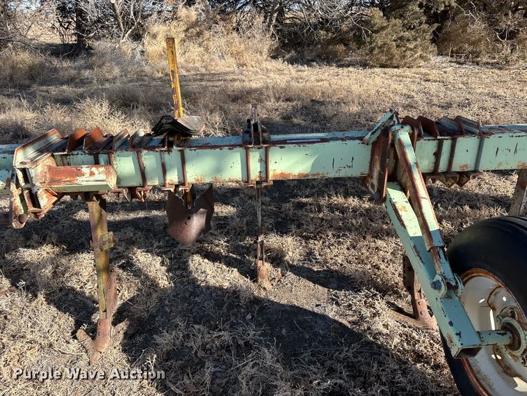 image for item LT9466 Orthman  row crop cultivator