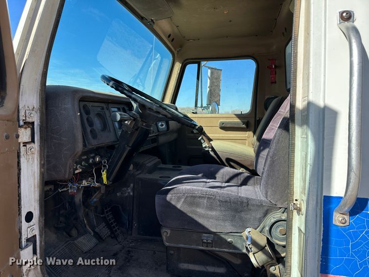 image for item LT9467 1987 International F2375  semi truck