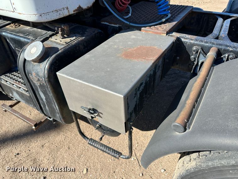 image for item LT9467 1987 International F2375  semi truck