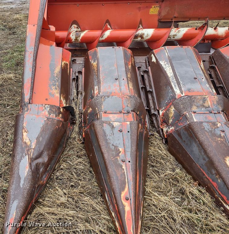 image for item MD9463 Massey Ferguson 1163  corn head