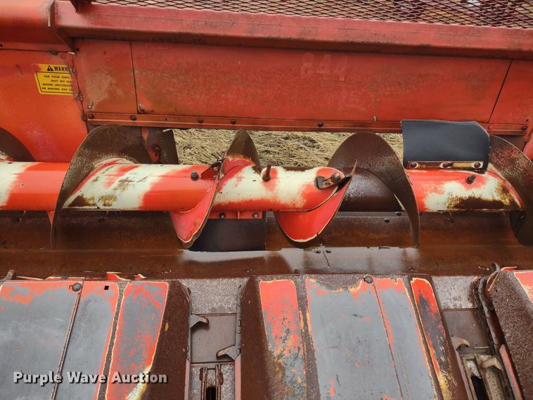 image for item MD9463 Massey Ferguson 1163  corn head