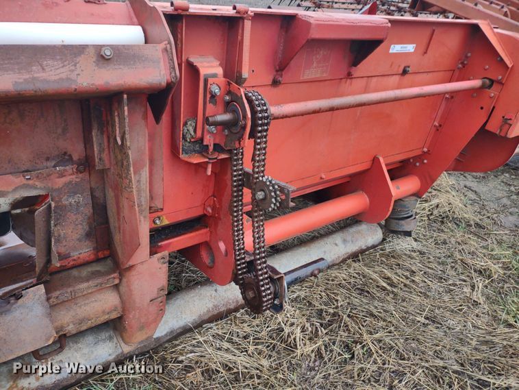 image for item MD9463 Massey Ferguson 1163  corn head