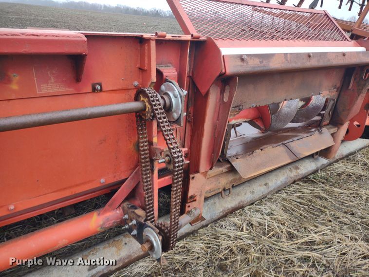 image for item MD9463 Massey Ferguson 1163  corn head