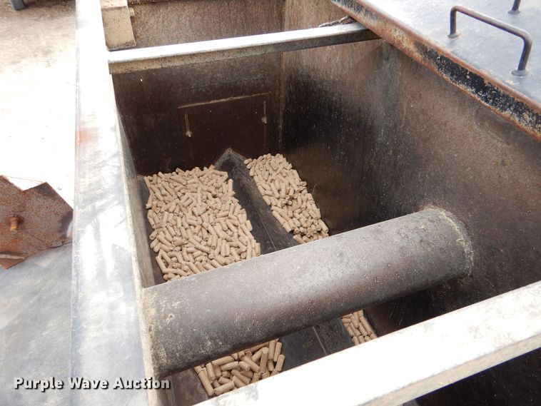 image for item MP9156 2010 Dodge Ram 3500HD  bale bed pickup truck