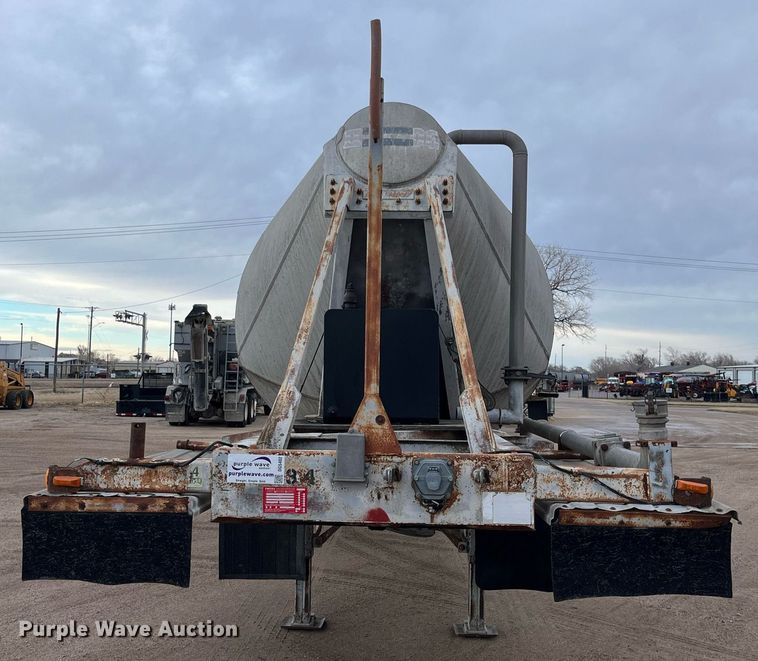 image for item DG5402 1989 Fruehauf  pneumatic dry bulk trailer