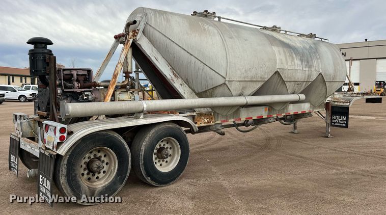 image for item DG5402 1989 Fruehauf  pneumatic dry bulk trailer