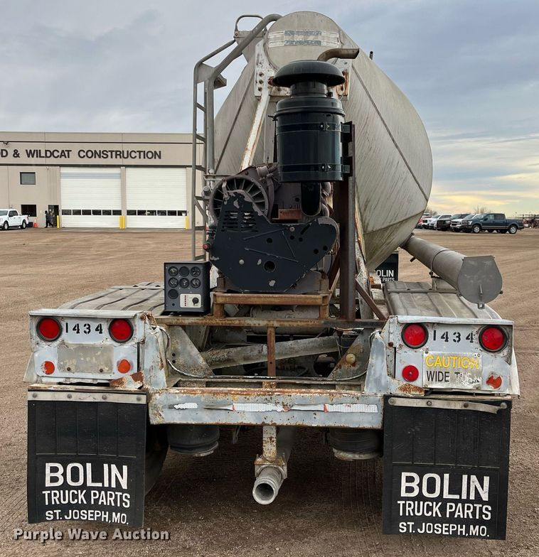 image for item DG5402 1989 Fruehauf  pneumatic dry bulk trailer