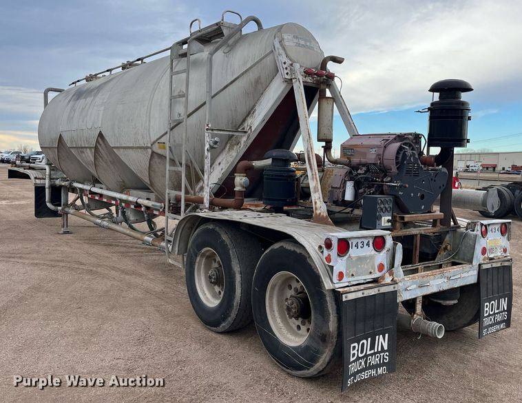 image for item DG5402 1989 Fruehauf  pneumatic dry bulk trailer