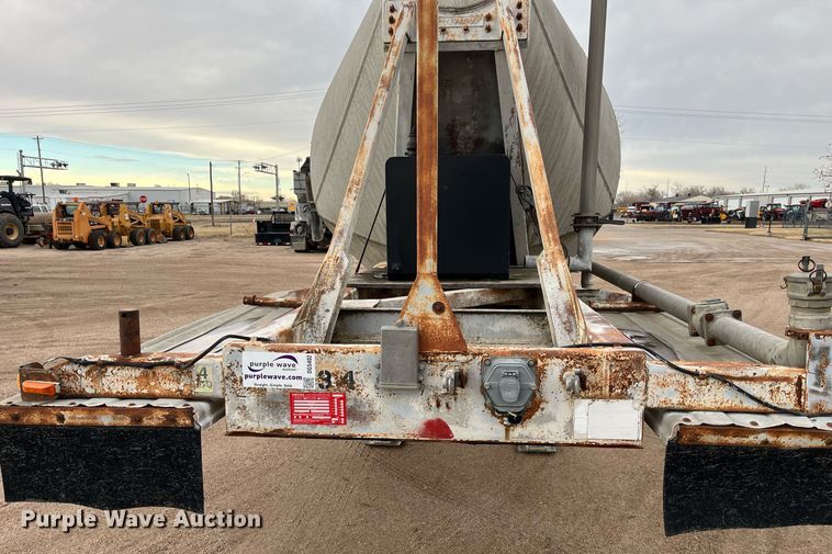 image for item DG5402 1989 Fruehauf  pneumatic dry bulk trailer