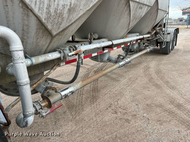 image for item DG5402 1989 Fruehauf  pneumatic dry bulk trailer