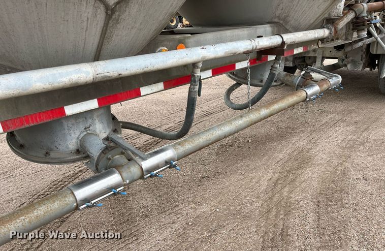 image for item DG5402 1989 Fruehauf  pneumatic dry bulk trailer