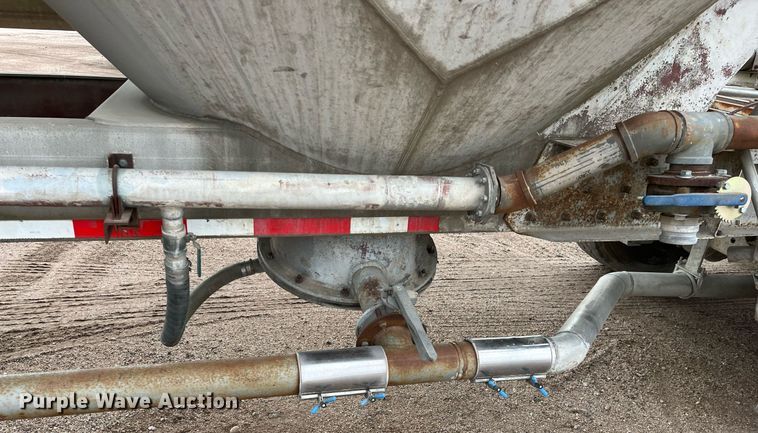 image for item DG5402 1989 Fruehauf  pneumatic dry bulk trailer