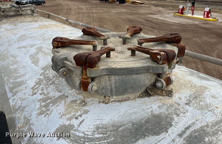 image for item DG5402 1989 Fruehauf  pneumatic dry bulk trailer