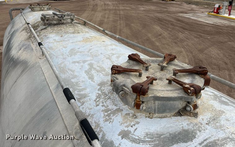 image for item DG5402 1989 Fruehauf  pneumatic dry bulk trailer