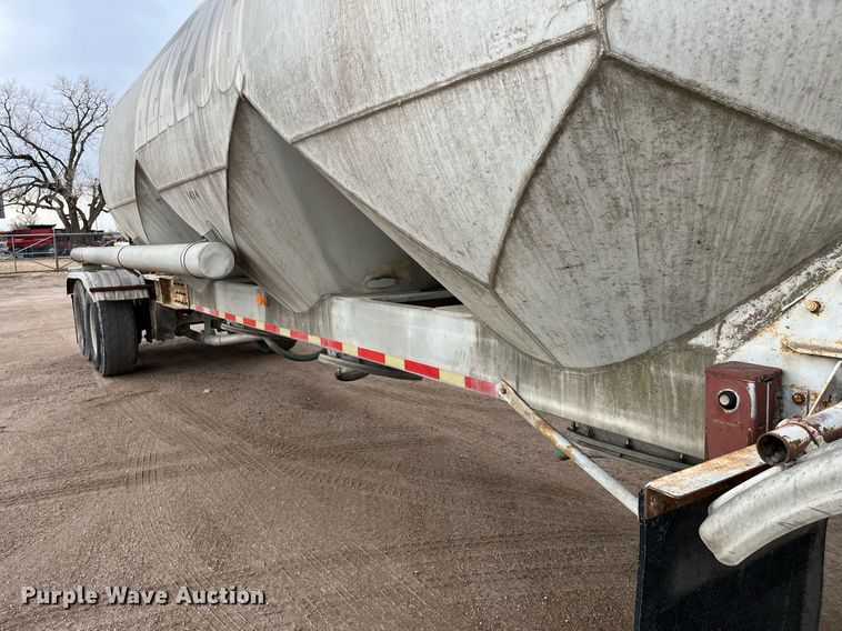 image for item DG5402 1989 Fruehauf  pneumatic dry bulk trailer