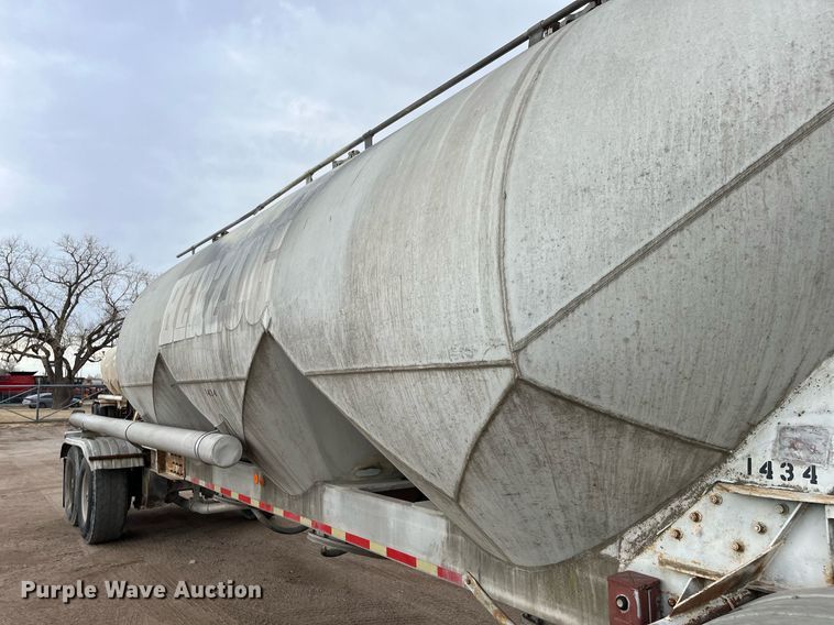 image for item DG5402 1989 Fruehauf  pneumatic dry bulk trailer