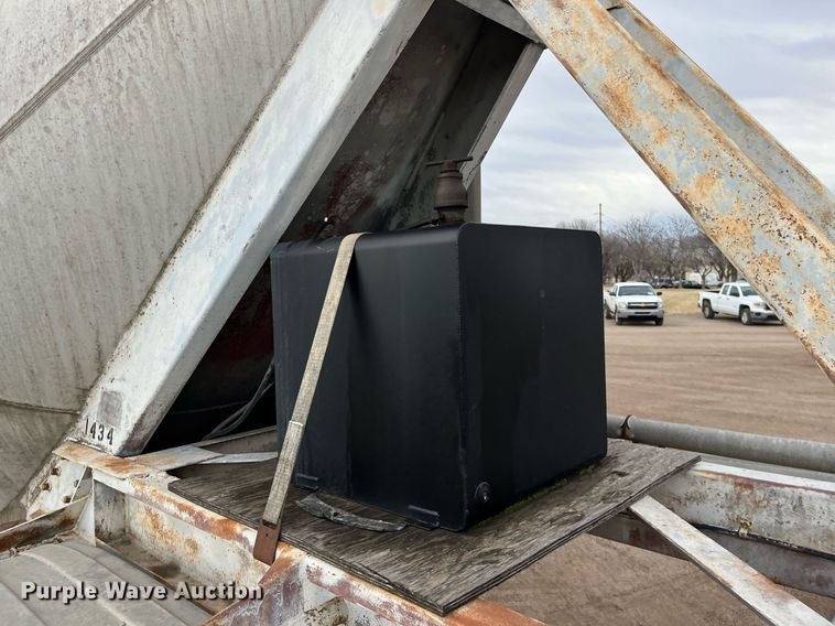 image for item DG5402 1989 Fruehauf  pneumatic dry bulk trailer