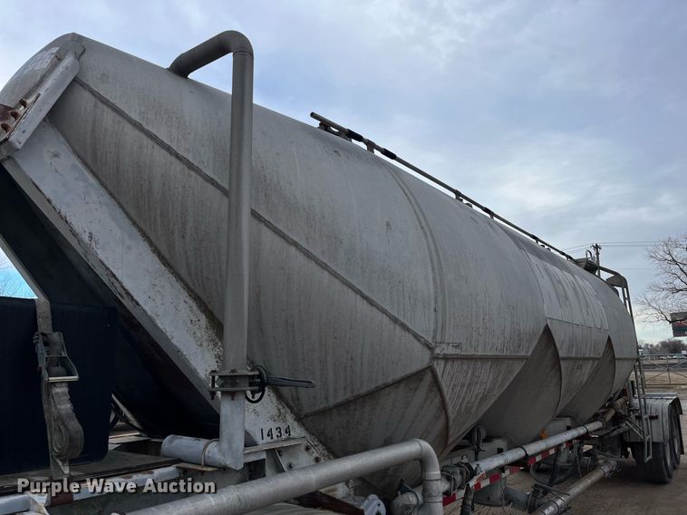 image for item DG5402 1989 Fruehauf  pneumatic dry bulk trailer