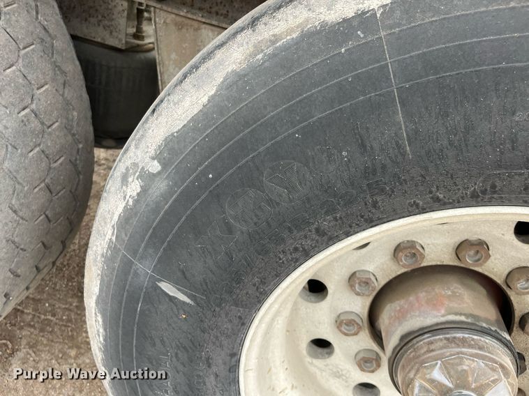 image for item DG5402 1989 Fruehauf  pneumatic dry bulk trailer