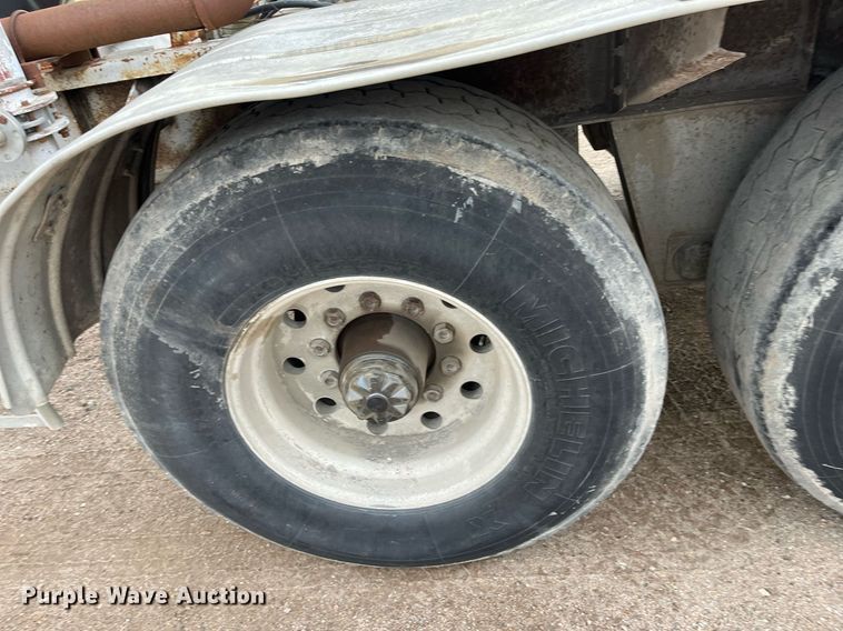 image for item DG5402 1989 Fruehauf  pneumatic dry bulk trailer