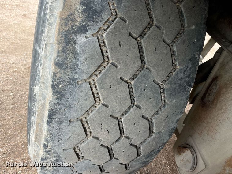 image for item DG5402 1989 Fruehauf  pneumatic dry bulk trailer