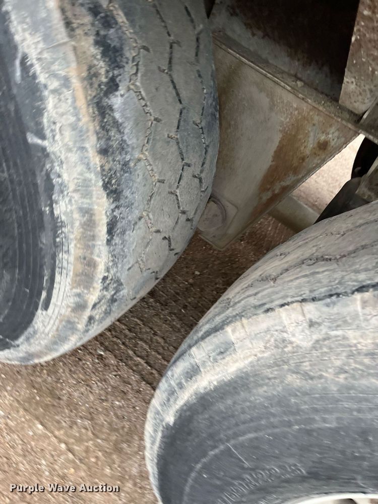 image for item DG5402 1989 Fruehauf  pneumatic dry bulk trailer